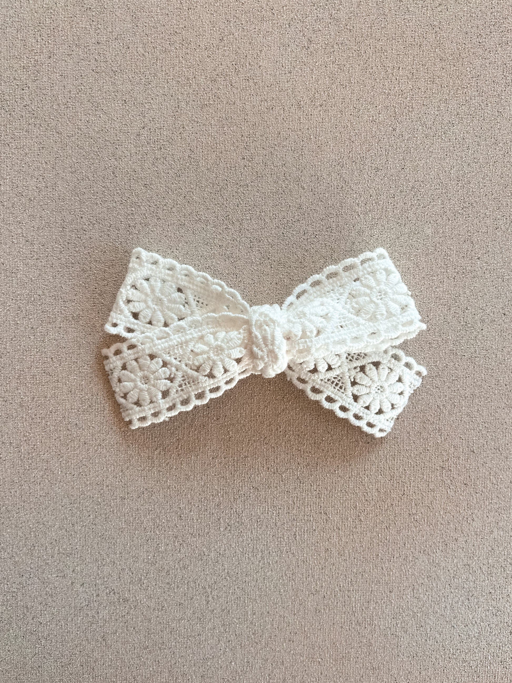 Classic Ribbon Bow Clip || White Daisy Crochet