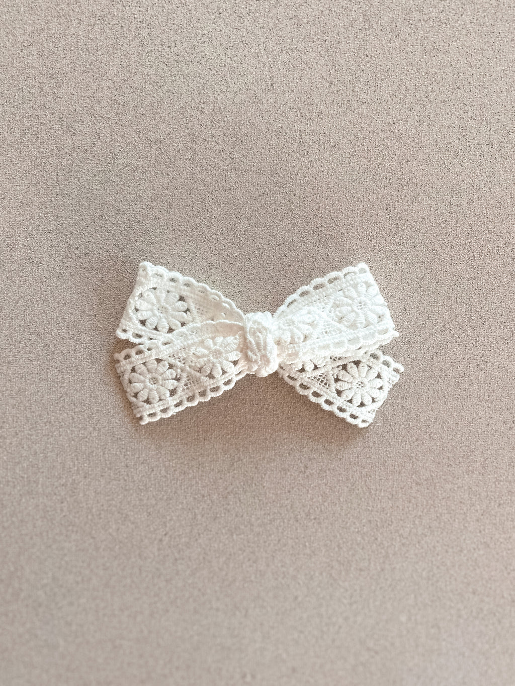 Classic Ribbon Bow Clip || White Daisy Crochet