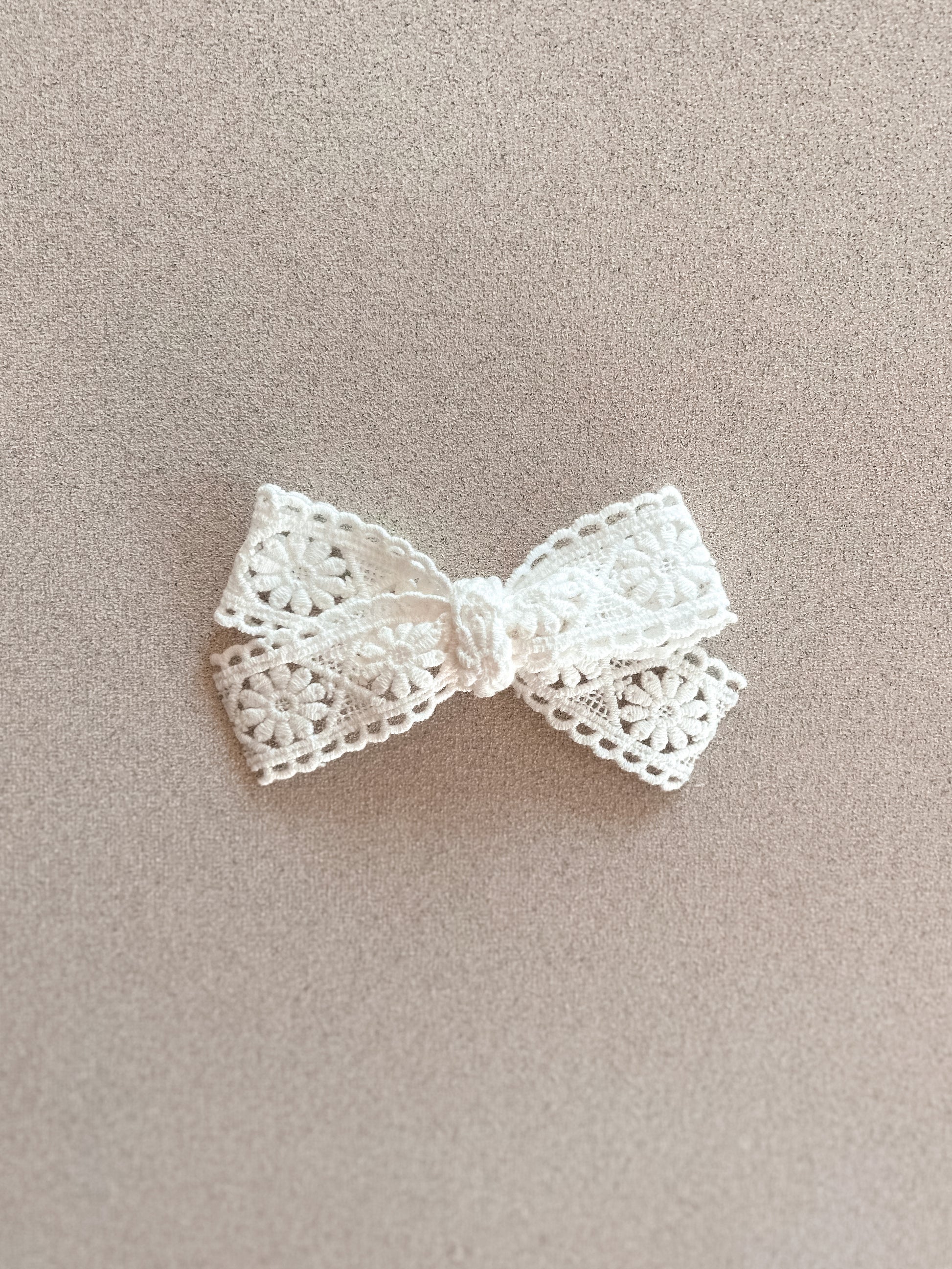 Classic Ribbon Bow Clip || White Daisy Crochet