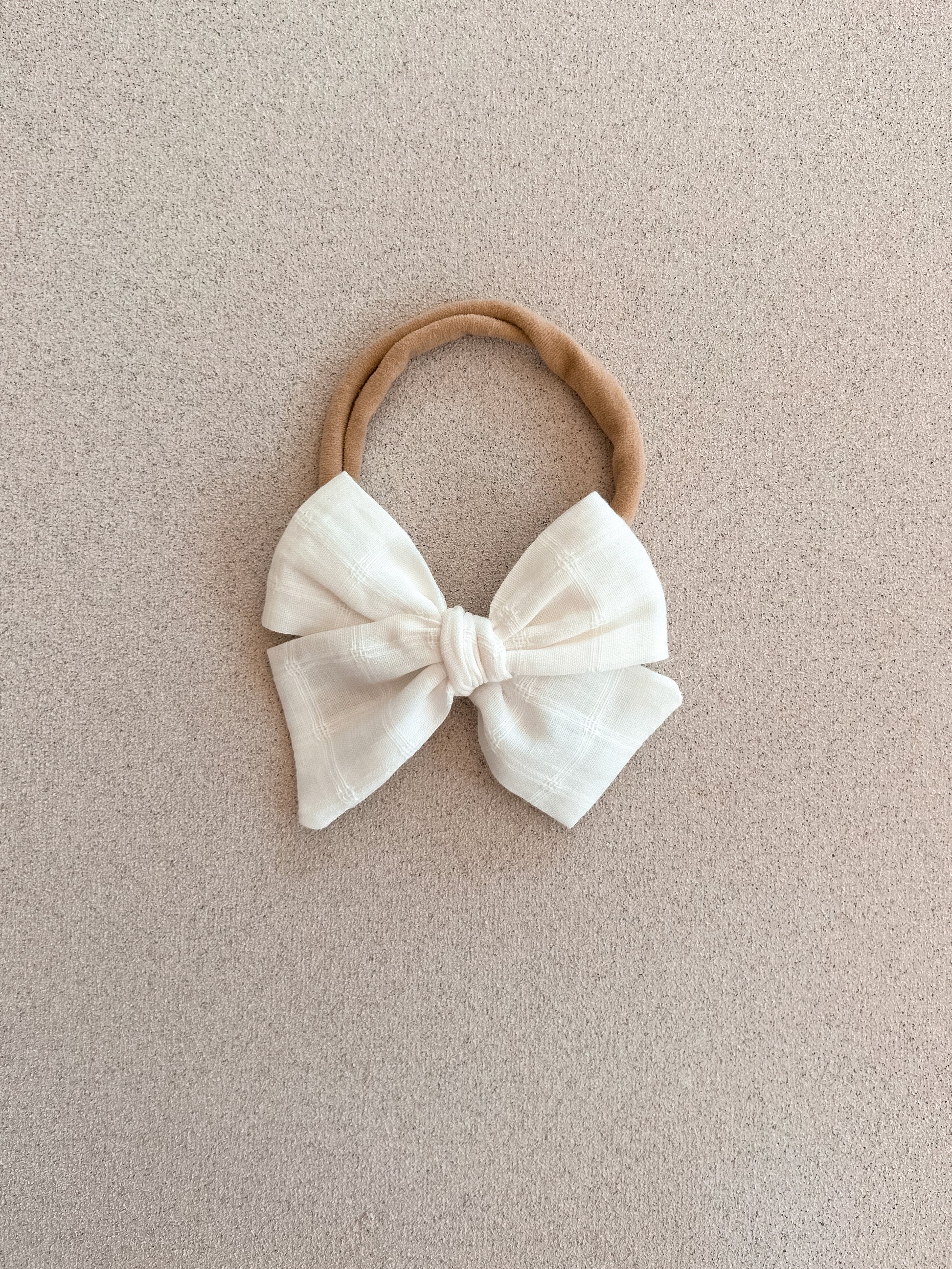 Petite Pinwheel Bow Band || White Check