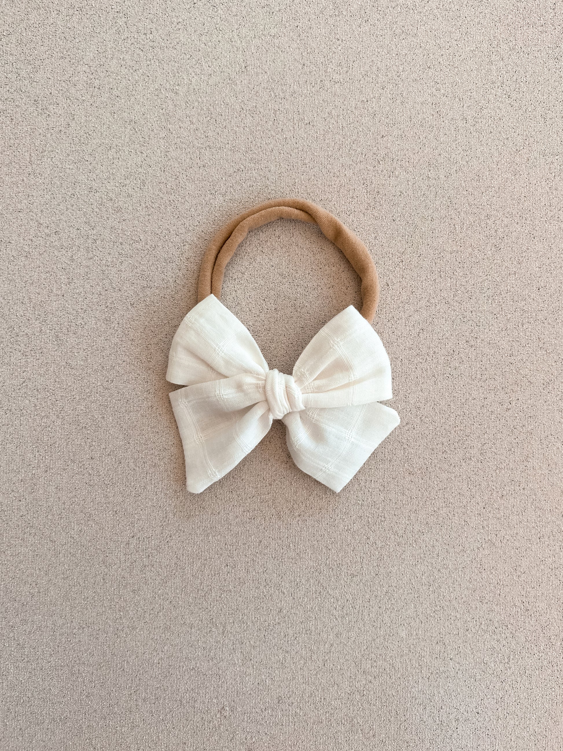Petite Pinwheel Bow Band || White Check