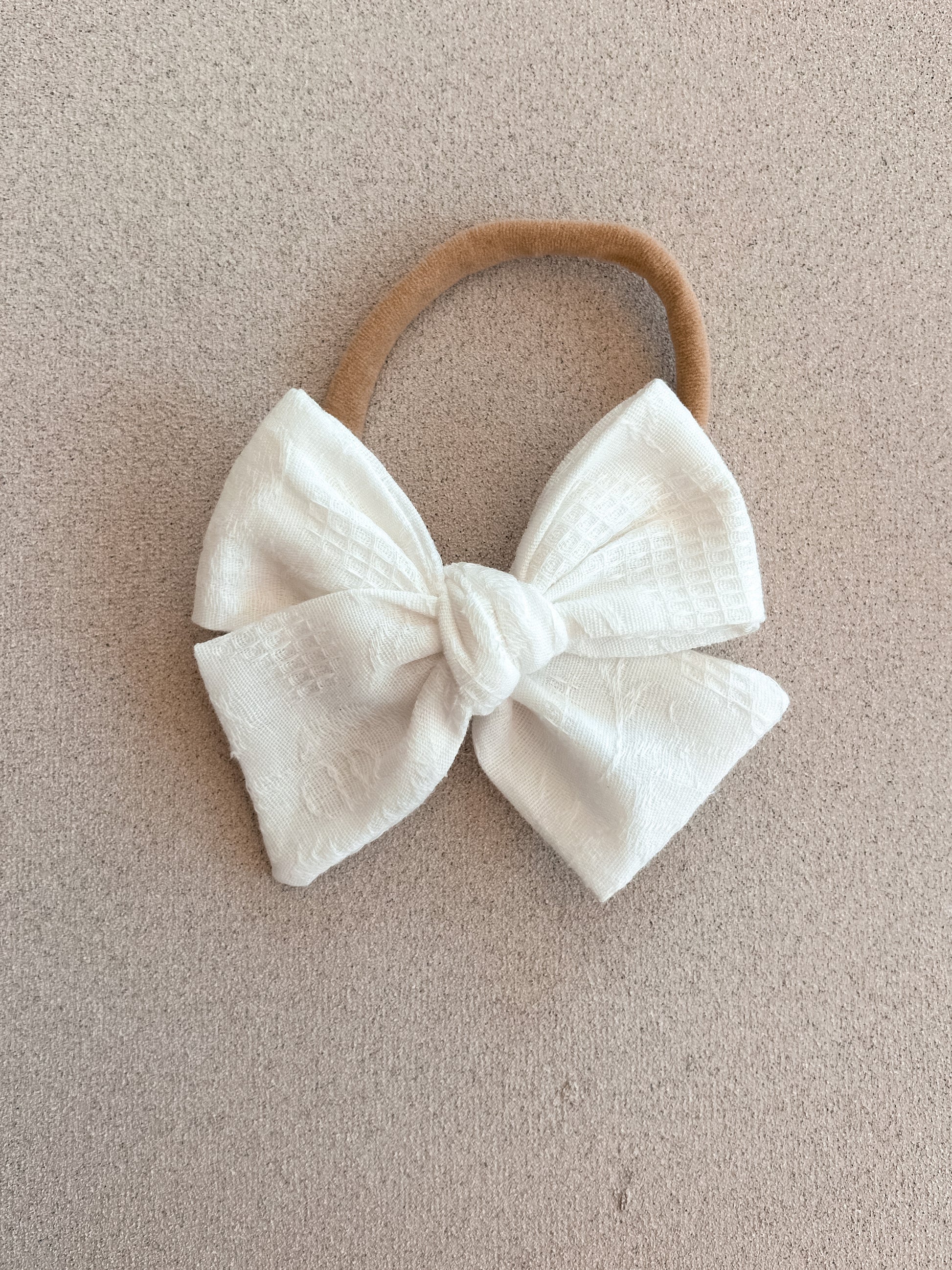 Pinwheel Bow Band || White Texture