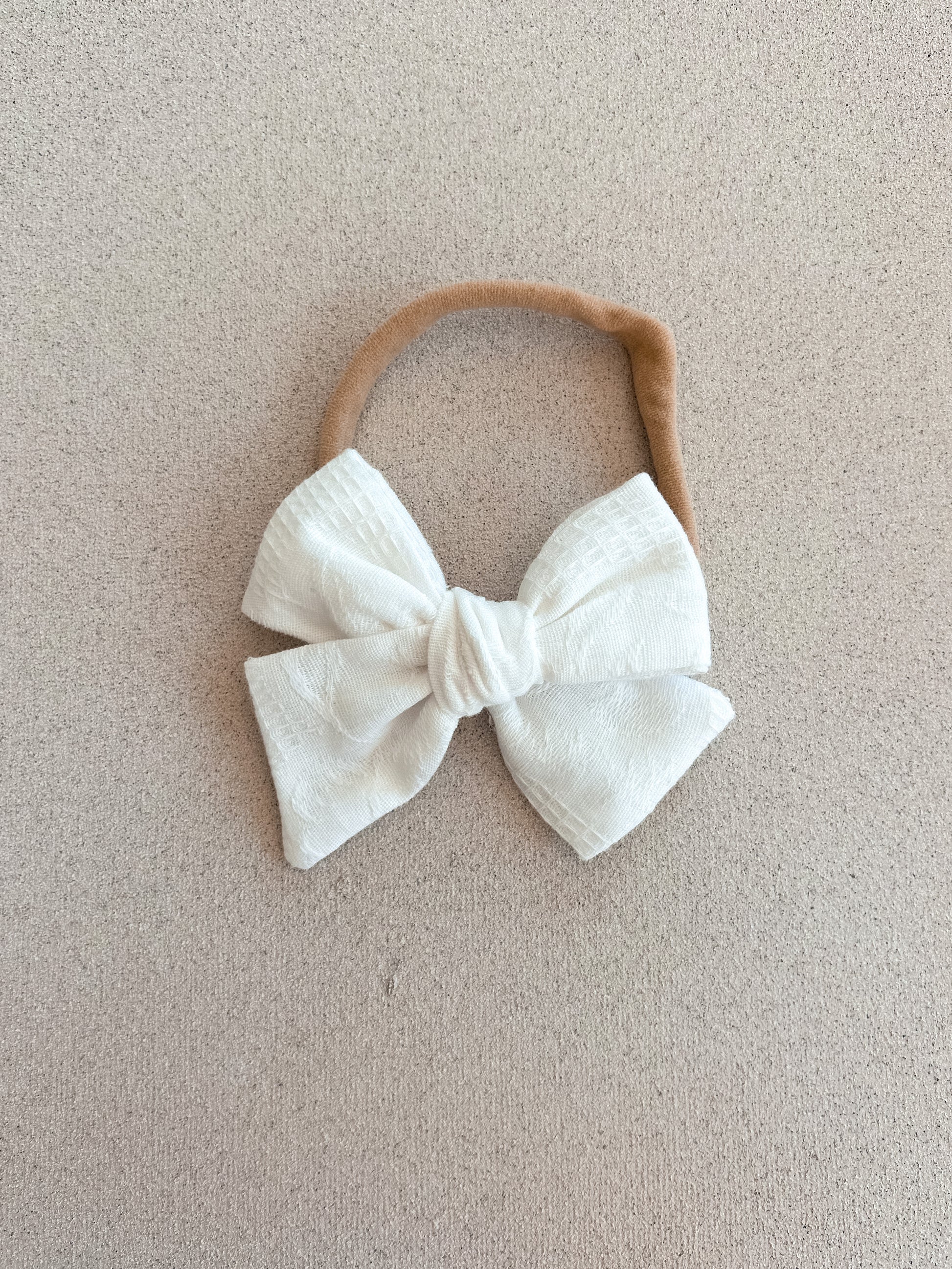 Petite Pinwheel Bow Band || White Texture