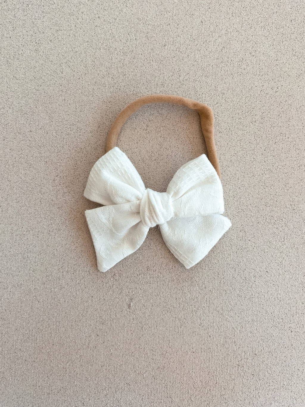 Petite Pinwheel Bow Band || White Texture
