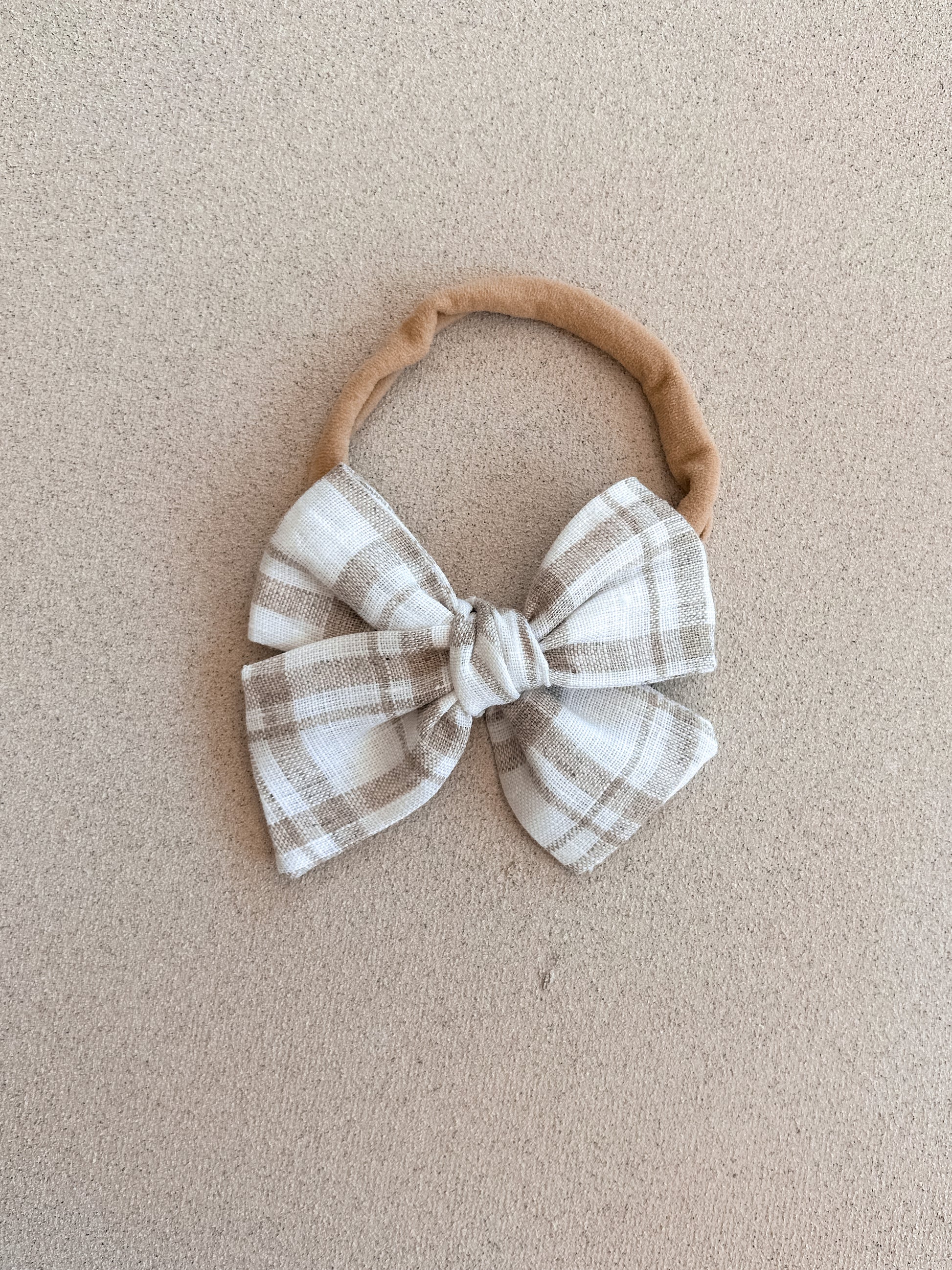 Petite Pinwheel Bow Band | White Natural Check