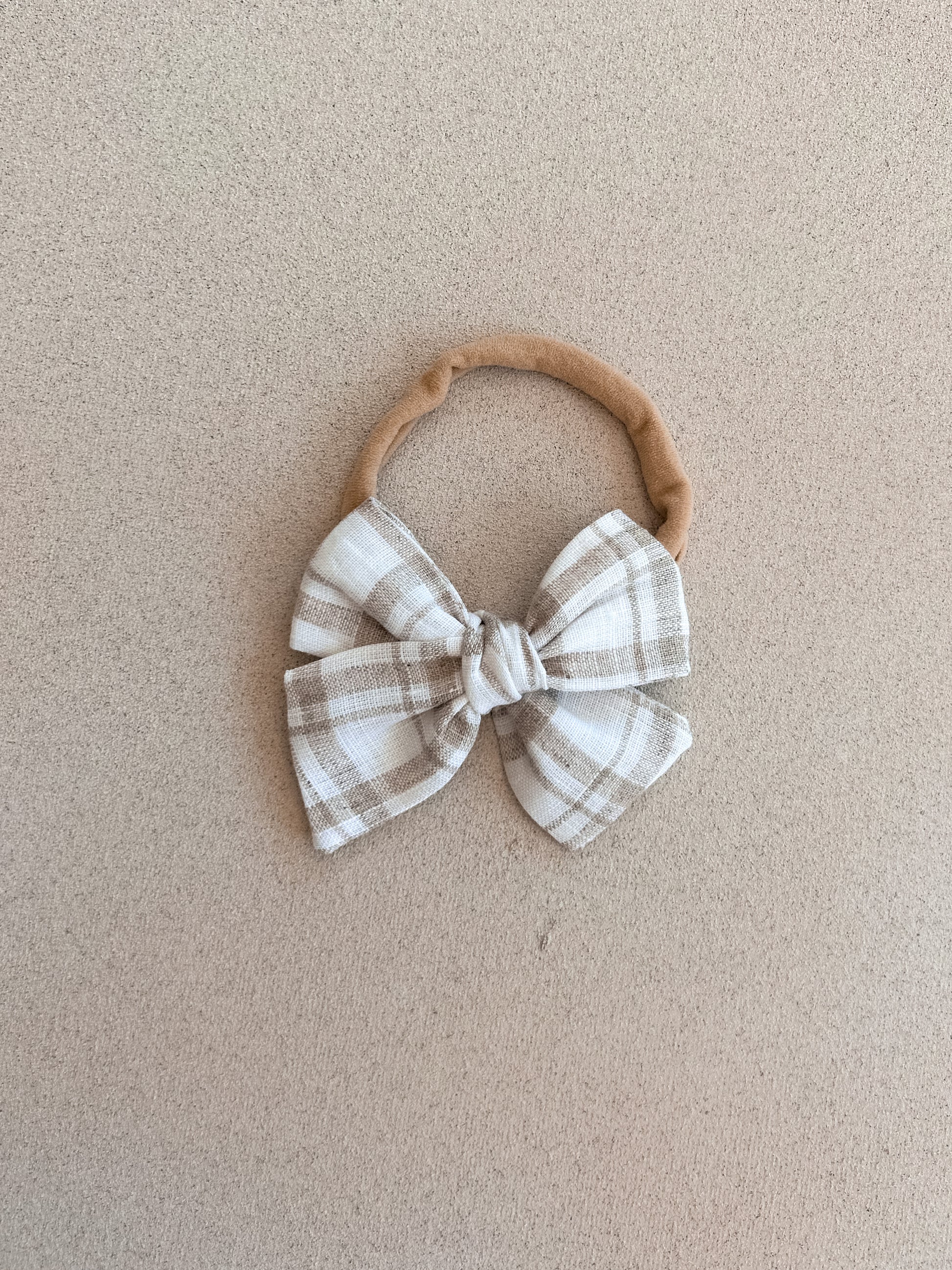 Petite Pinwheel Bow Band | White Natural Check
