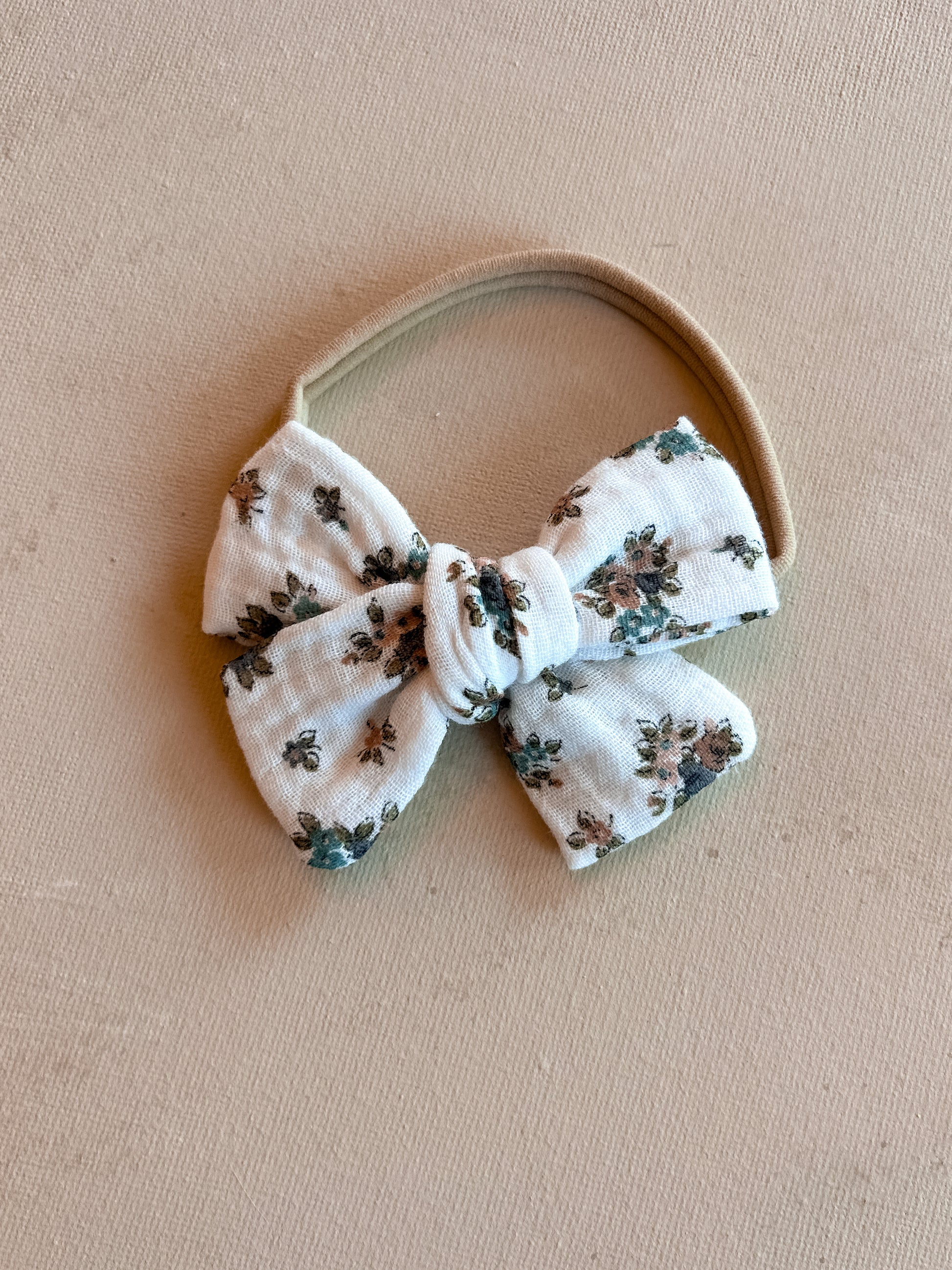 Petite Pinwheel Bow Band || Tiny Flowers