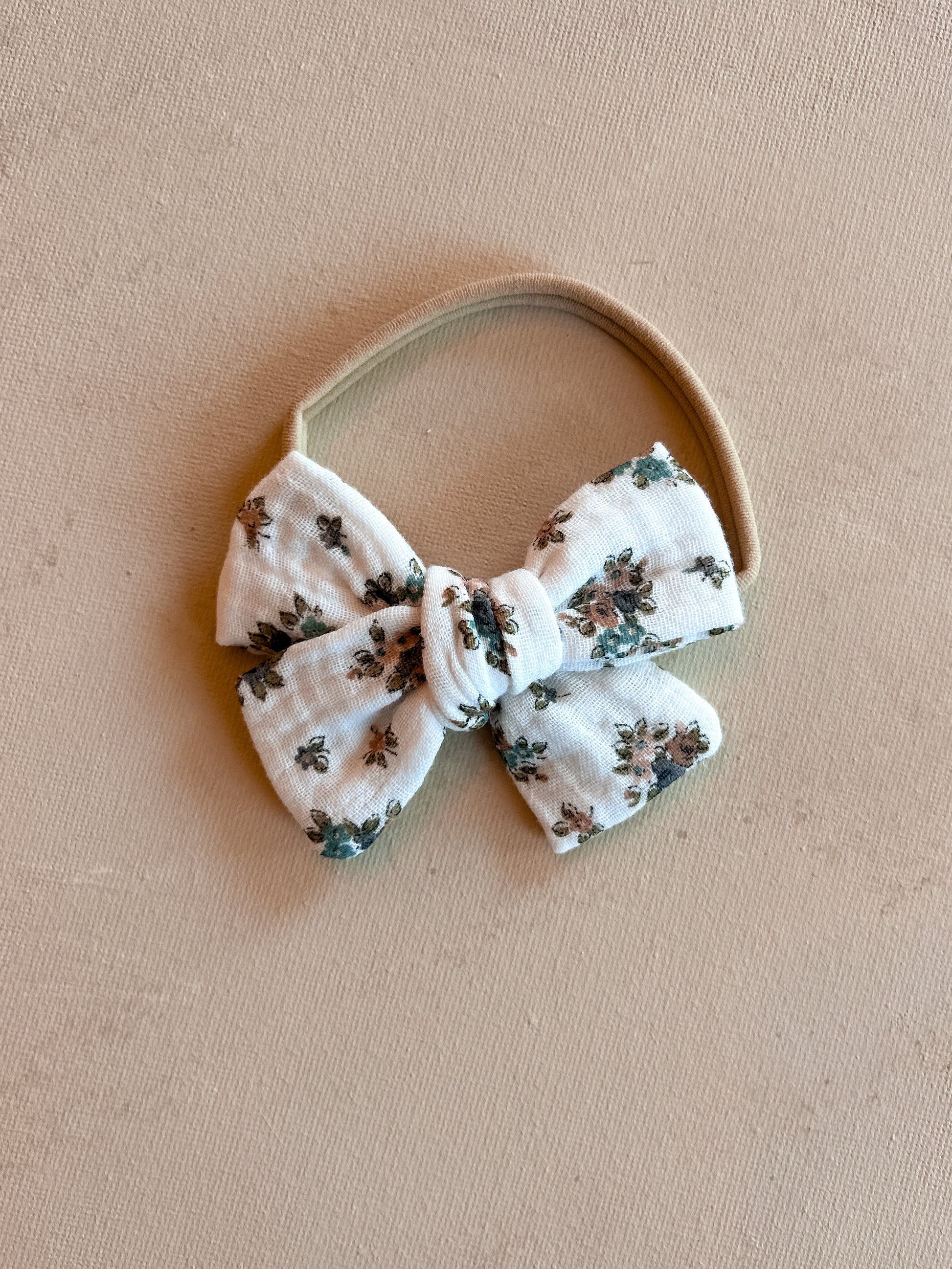 Petite Pinwheel Bow Band || Tiny Flowers
