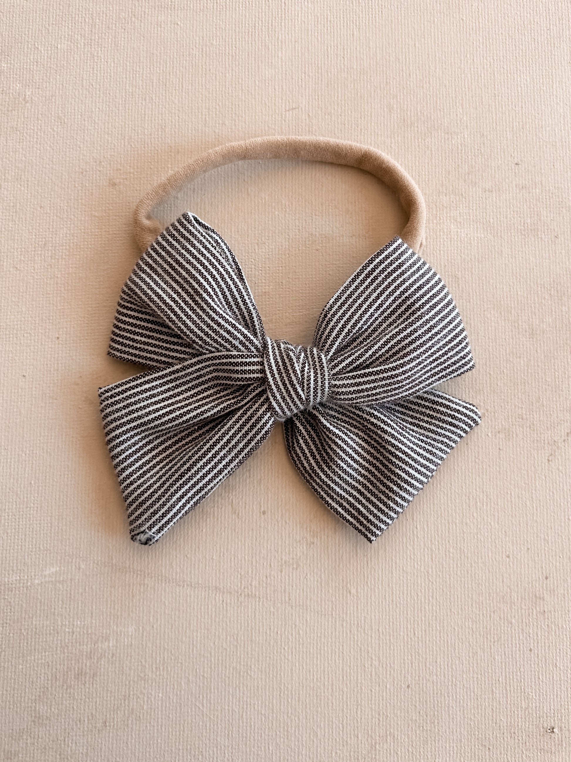 Pinwheel Bow Band || Coffee