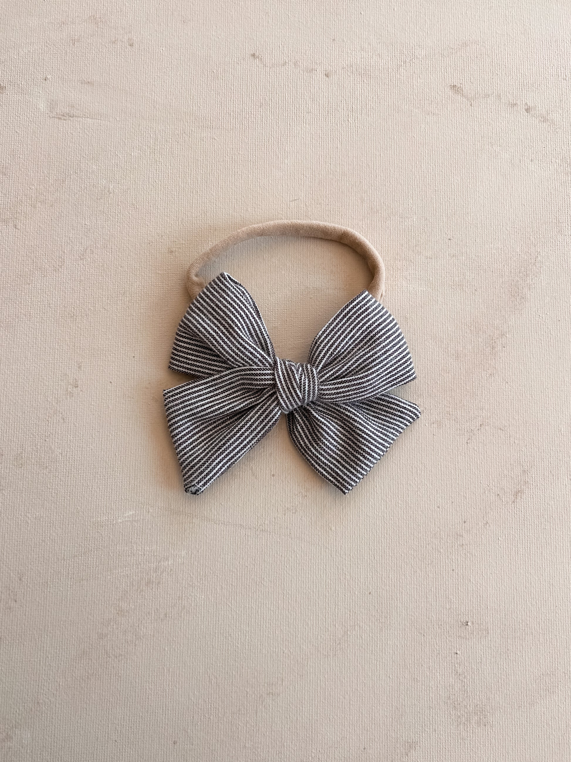 Pinwheel Bow Band || Coffee